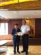 阿姆斯特丹號船長與基隆港務分公司劉總經理詩宗代表交換首航紀念禮物(JPG)