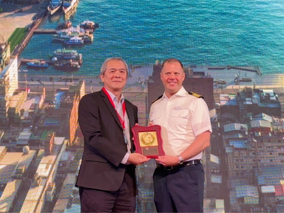 Image 2. Port of Keelung Vice President Yi Chin Song (on left) presents maiden call plaque to Resorts World One Captain Bohman。