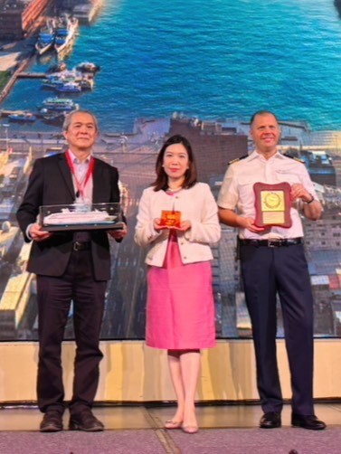 Image 3. Resorts World One Vice President of Sales Victoria Hsu  presents gifts to Port of Keelung Vice President Yi Chin Song 