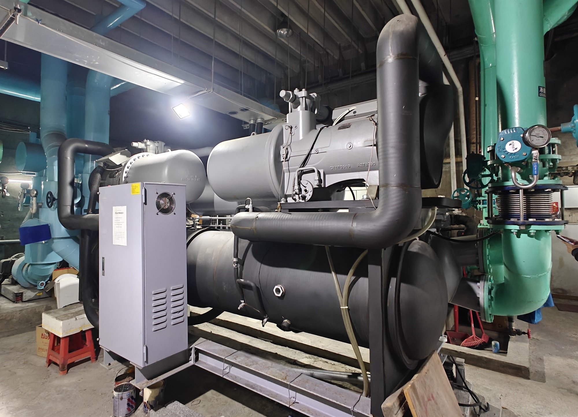 Image 2. Water-cooled chiller unit for central air-conditioning system (situated in the Keelung Harbor Building)