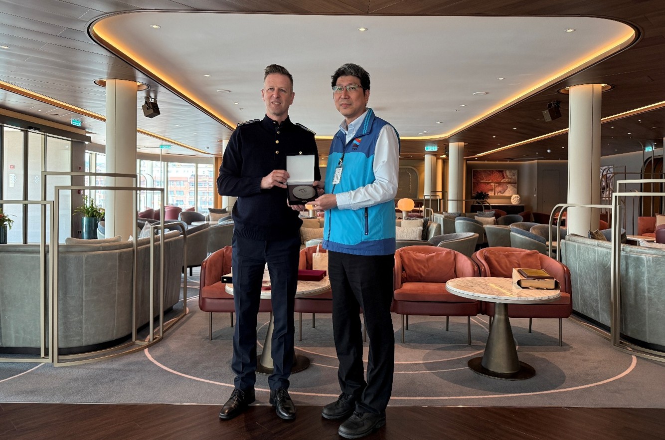 Image 2. Silversea Cruises’ Silver Nova made its maiden visit to Port of Keelung earlier this year (March 12th, 2025). Photo shows Port of Keelung Harbor Master Shih-hung Chen (right) and Silver Nova Captain Alessandro Zanello (left) exchanging commemorative gifts 