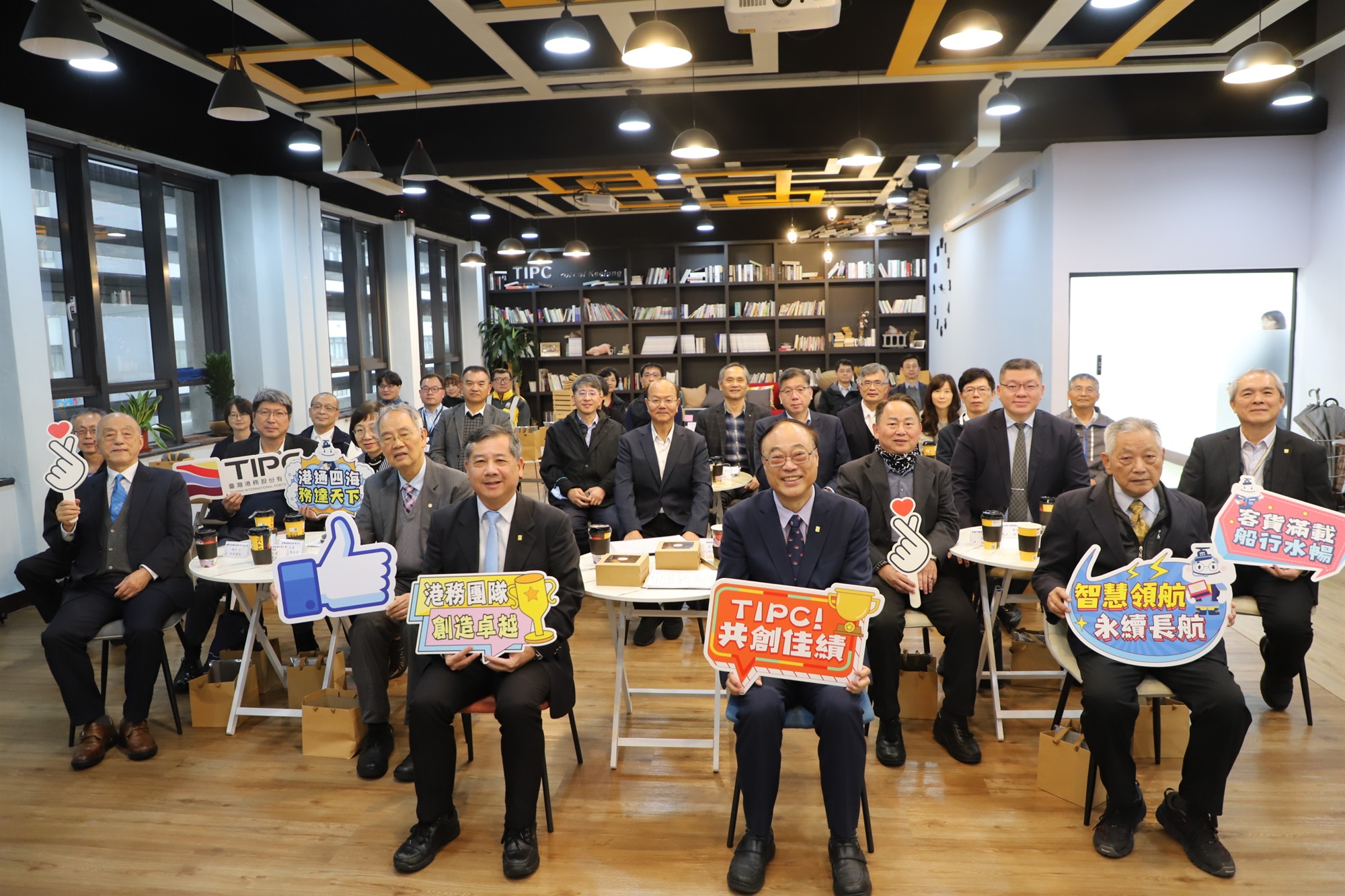 圖2、臺灣港務公司基隆分公司於114年12月31日舉辦「港區業者交流茶敘座談會」，董事長周永暉(前排右)及總經理王錦榮(前排左)親自出席與業者深度交流，現場互動熱絡。