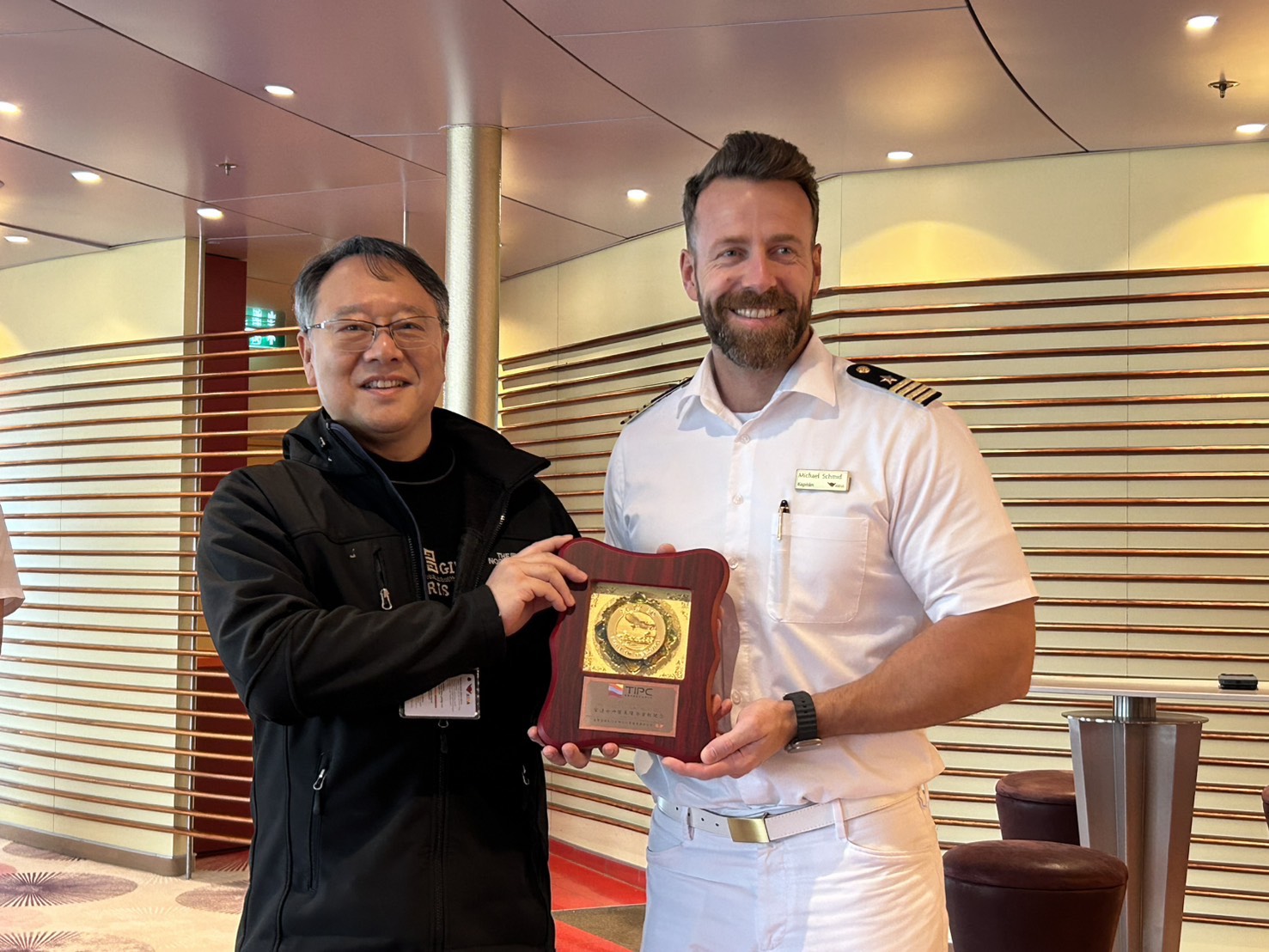 Image 2. Port of Keelung Senior Researcher Wei-chien Chang (left) presents commemorative plaque to AIDAdiva Captain Michael Schmid (right) 