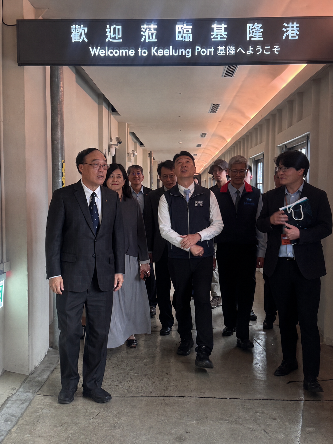 圖2、陳世凱部長(圖中) 視察基隆港西岸旅客中心，並由臺灣港務公司周永暉董事長(圖左)陪同及說明國際旅客通關動線與基隆港客輪營運情形。（照片來源：臺灣港務股份有限公司基隆港務分公司提供）
