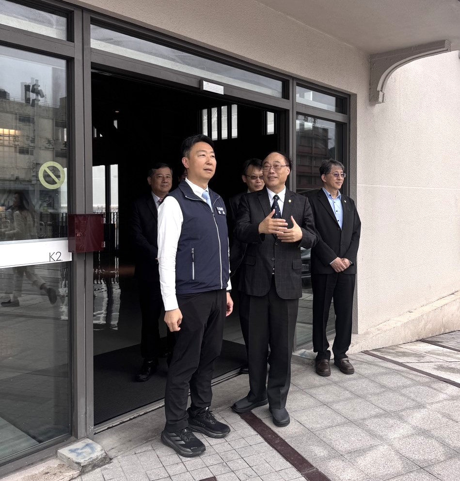 圖3、臺灣港務公司周永暉董事長(圖中)率臺灣港務公司王錦榮總經理(圖左後)、基隆分公司蘇建榮總經理(圖右後)等人向陳世凱部長(圖左)說明西岸旅客中心周邊景觀建設規劃。（照片來源：臺灣港務股份有限公司基隆港務分公司提供）
