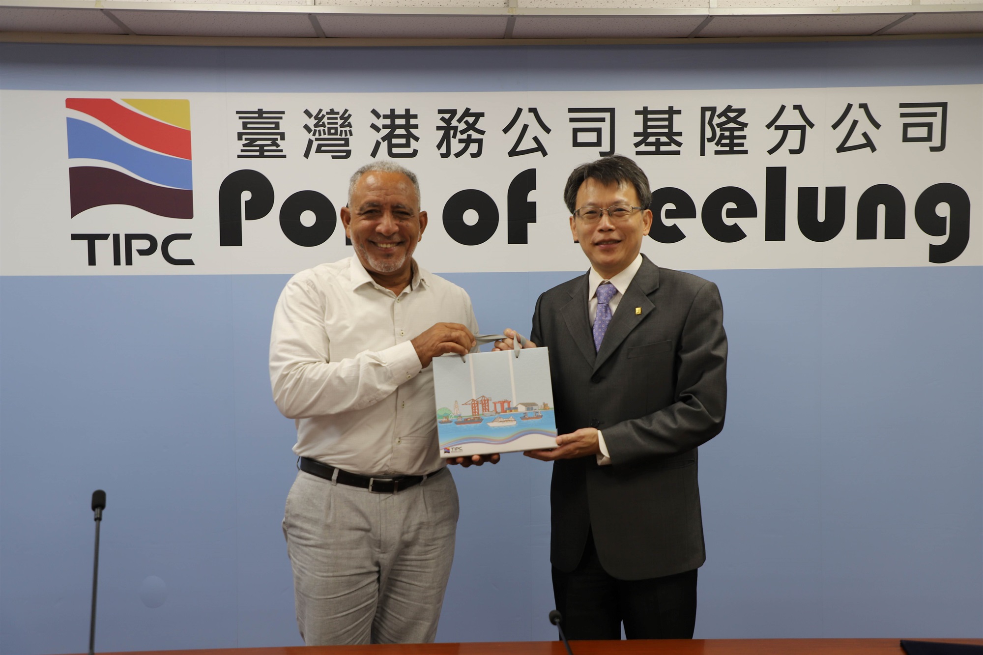 圖2、由基隆港務分公司蘇建榮總經理(右)致贈紀念品予聖文森及格瑞那丁總理傅萊德(左)。