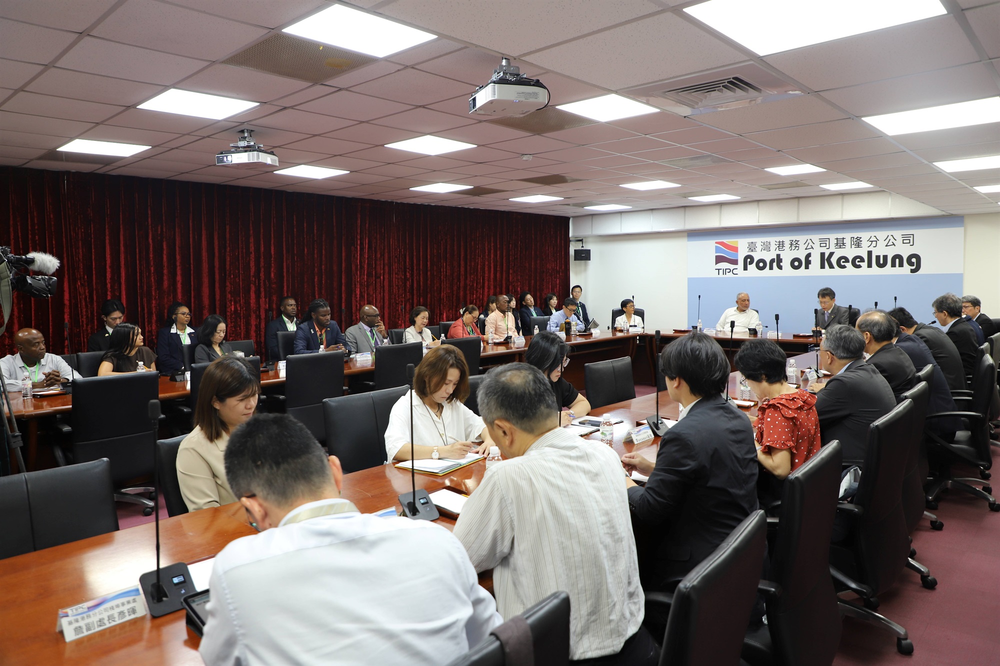 圖4、訪團於基港大樓聽取基隆港營運及郵輪業務簡報。