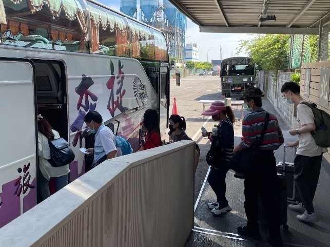 旅客搭乘港區內接駁車