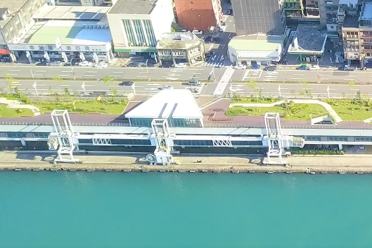 東岸旅客橋